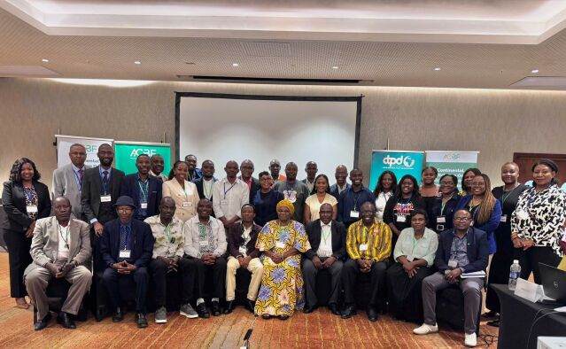 Gruppenbild des The Tobacco Control Consortium Zambia, es zeigt 35 Mitglieder in einem Konferenzraum